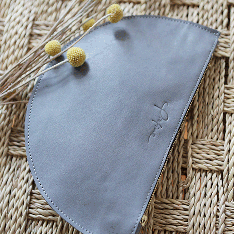 Tasche aus pflanzlich gegerbtem Leder in Grau