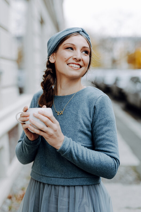 Kuschelliger Braut-Pullover aus Bio-Baumwolle in Blaugrau