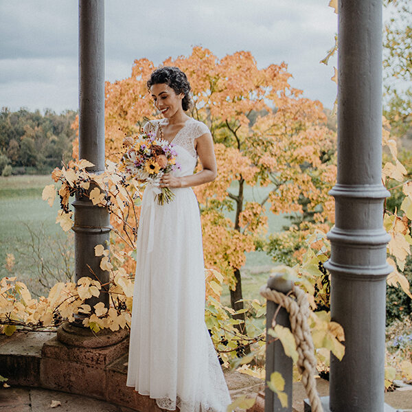 SAMPLE SALE: Elegantes Brautkleid Rachel mit französischer Spitze Gr. 38/40